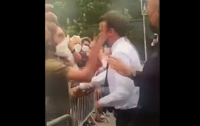 Emmanuel Macron dobio šamar dok se pozdravljao s građanima