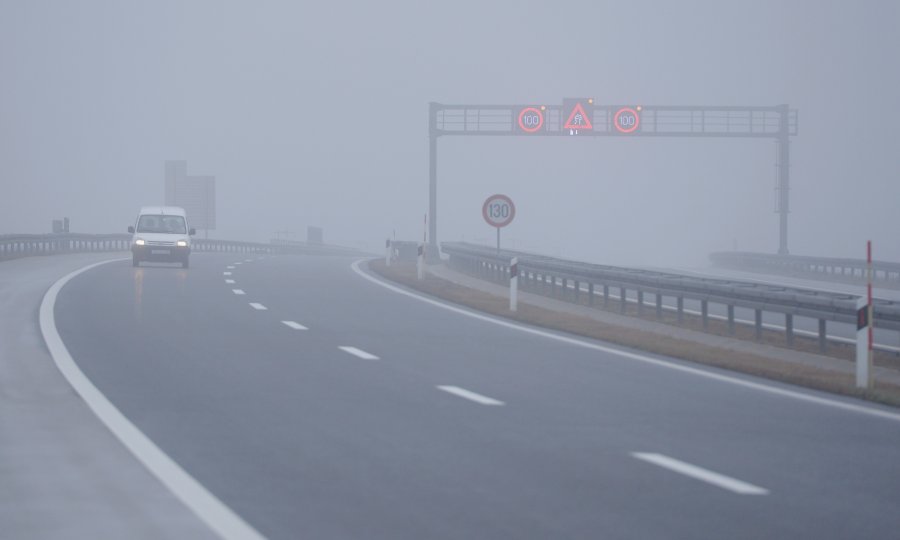 Smanjena vidljivost na cestama zbog magle u Lici