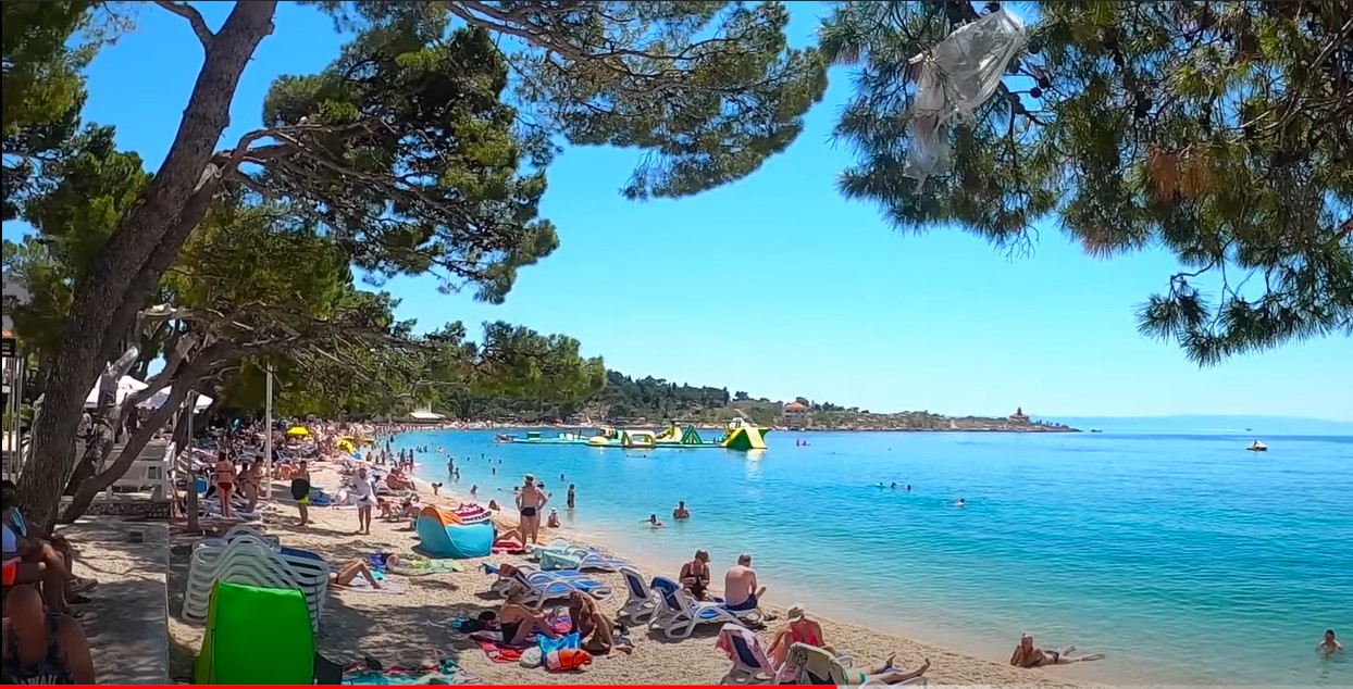 UTAPALA SE I DOZIVALA UPOMOĆ! Njeni bližnji u očaju na plaži: Žena zapomagala dok se borila sa svojim tijelom, opasna pojava izazvala kaos