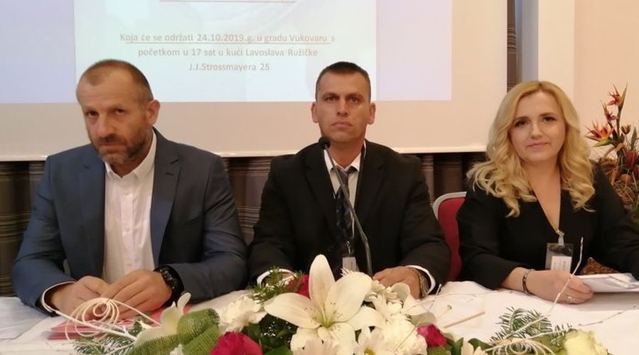 Maloljetni branitelji na tribini u Vukovaru