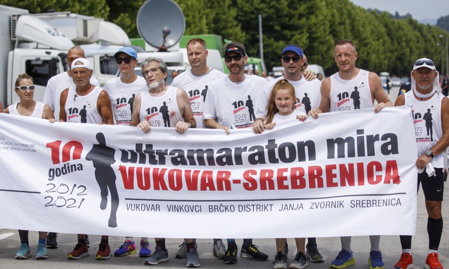 Ultramaratonci iz Vukovara stigli u Srebrenicu, pretrčali 227 kilometara u počast žrtvama