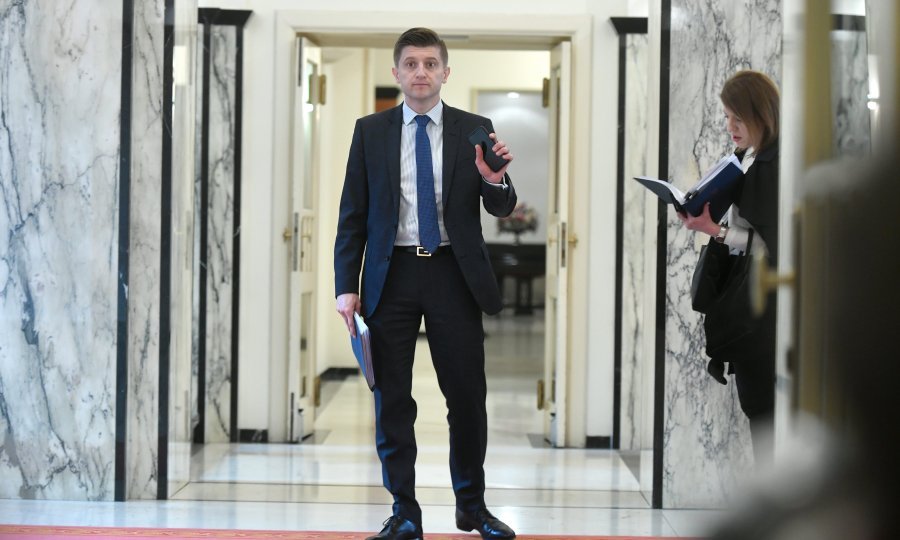 Ako kriza potraje, rezat će se plaće javnim i državnim službenicima