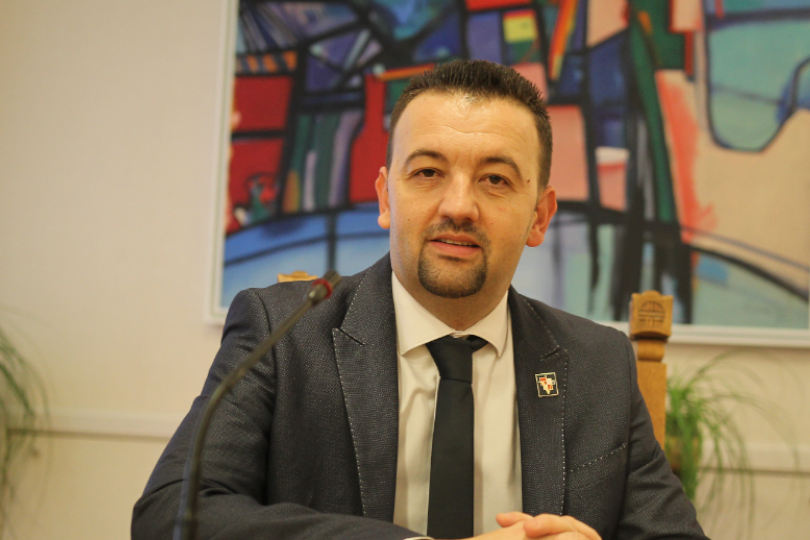 Podcast Velebit – Marijan Pavliček: Plenković i Pupovac u tajnosti mijenjaju Zakon o lokalnim izborima u korist Srba