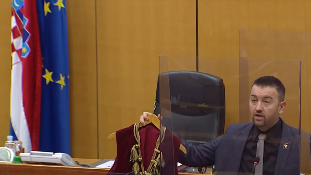 Hrvatska šuti, a Crna Gora otima Bokeljsku mornaricu