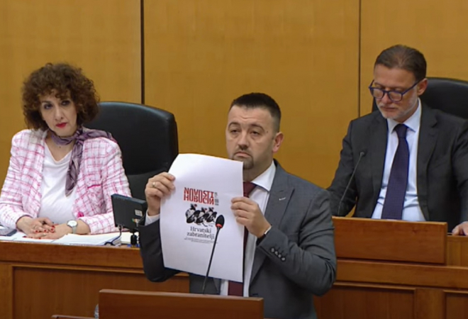 ‘SRAMOTA, KOLIKO VRIJEDI RUKA PUPOVCA?’ U Saboru narodu pokazao vrijeđanje Hrvata: ‘Ismijavaju Oluju i mi to plaćamo! Nismo normalni’