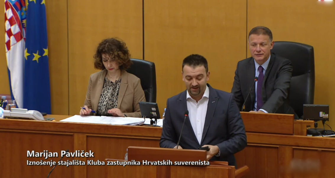 Cirkus u saboru, Pavliček je 'izrecitirao' bećarac: 'Slanine i luka uzgojila slavonska ruka'