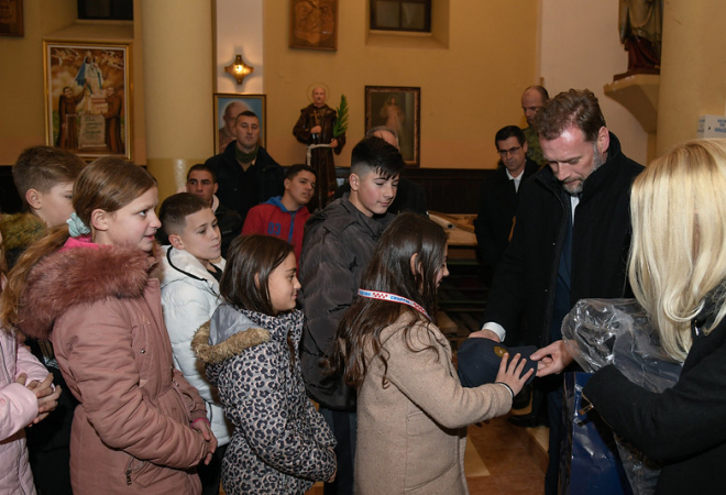 MINISTAR OBRANE U JANJEVU: Zatekao je manje od 200 Hrvata koji teško žive. Želi im pomoći.