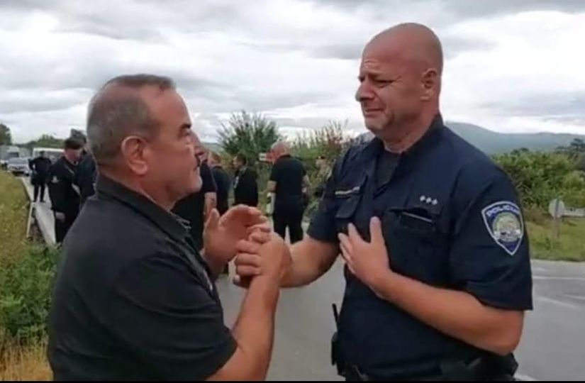 (VIDEO) Policajac koji je privodio hosovce plakao: ‘Dobri su dečki, dali su nam burek i kavu’