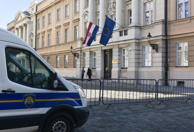 Prosvjednici svojim tijelima žele napraviti bedem oko Markova trga. Sve je puno policije