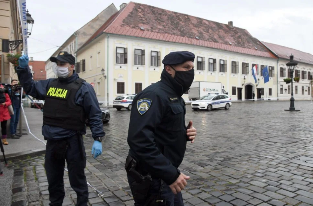 PUCNJAVA NA MARKOVU TRGU Iz kalašnjikova ranio policajca pred zgradom Vlade; 22-godišnji napadač iz Kutine?