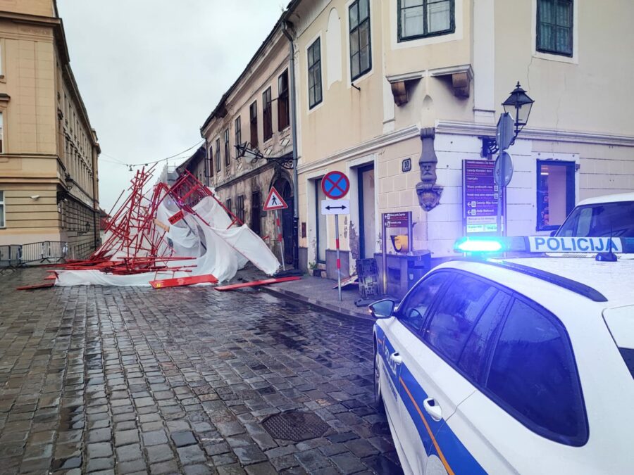 Vjetar srušio skele na Markovom trgu, na licu mjesta policija