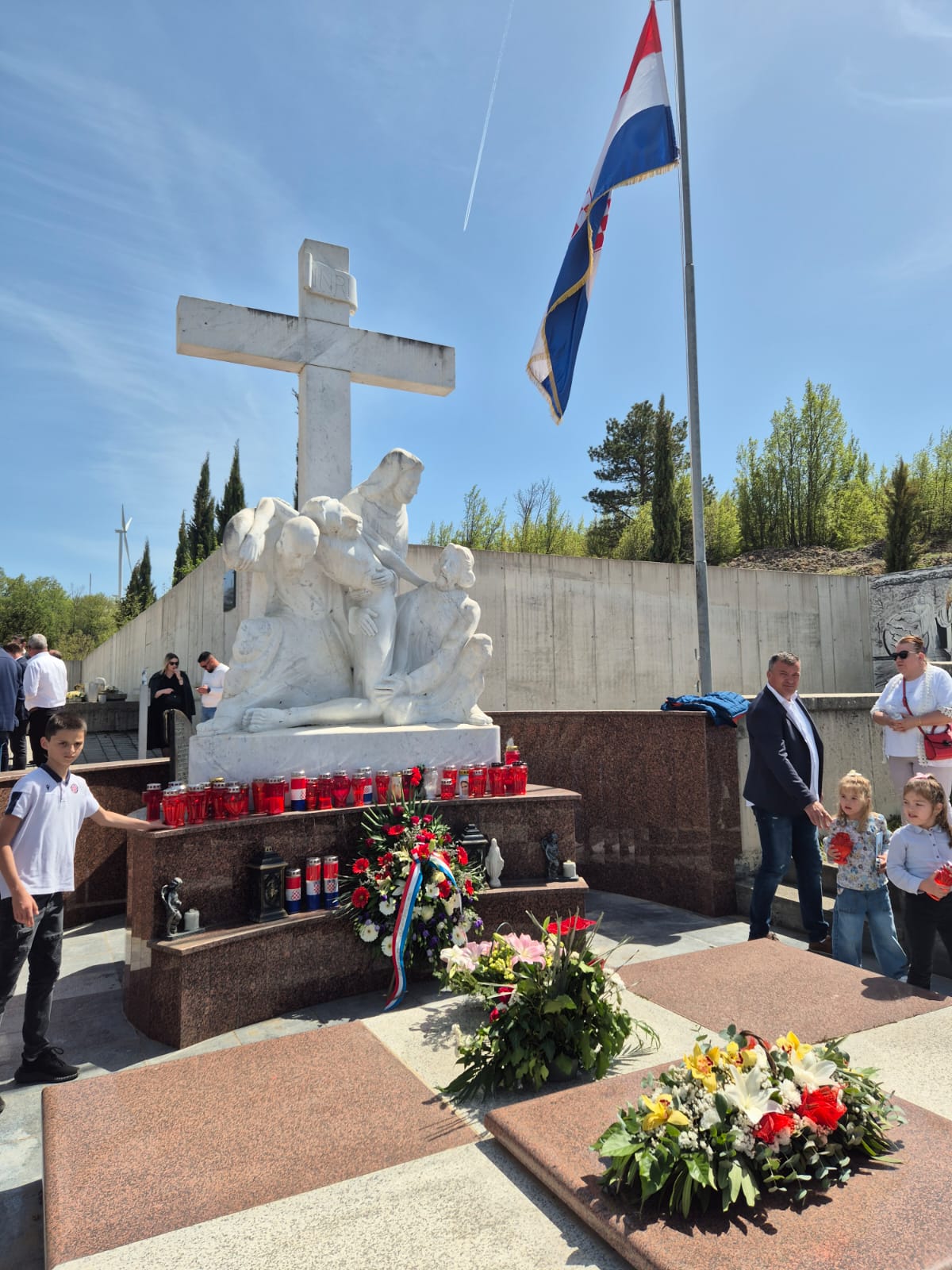 Nezaboravljeni u kamenu i molitvi – Svjetlo za žrtve Markovića jame