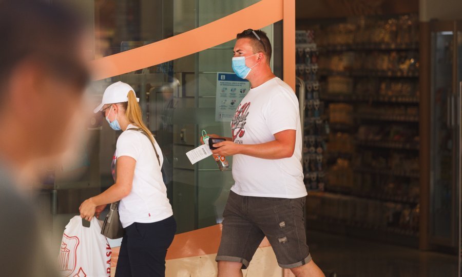 Izračunali smo koliko bi prosječnu obitelj koštale zaštitne maske kad bi ih mijenjali po preporuci Stožera. Od iznosa boli glava