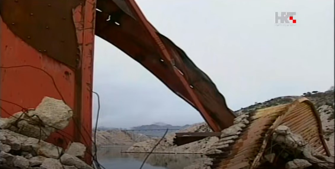 21. studenog 1991. srušen Maslenički most