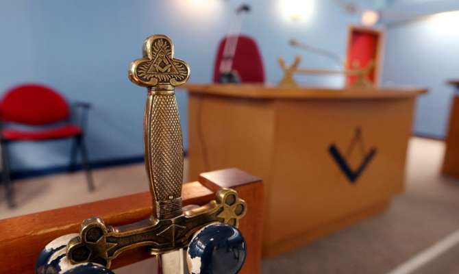 NEREDI U VELIKOJ LOŽI: Potukli se najugledniji masoni, jedni drugima razbijali automobile?