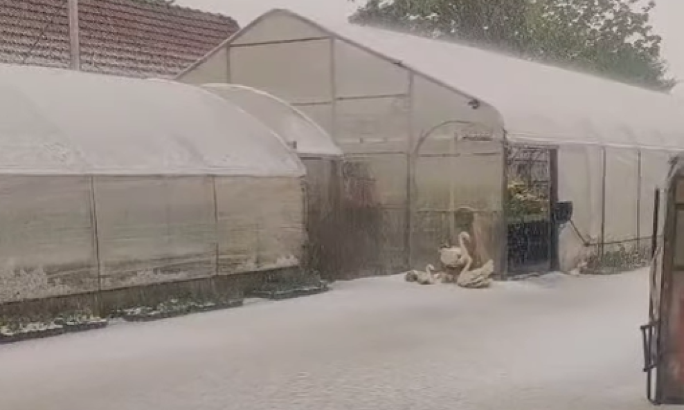 Međimurje pogodilo nevrijeme. Tuča veličine lješnjaka prekrila dvorišta