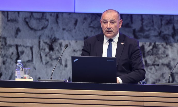 Medved vodi sjednicu Vlade, najavio veće invalidnine i prava branitelja