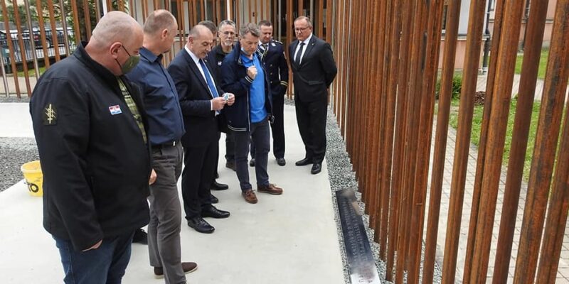 Ministar Tomo Medved u vizitaciji radilišta „Spomen obilježja za poginule policajce ratne PU VARAŽDIN“.-