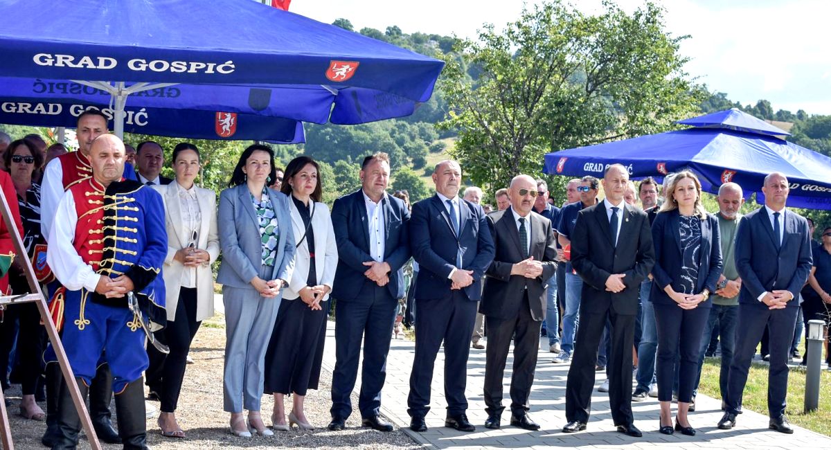 Hrvatski branitelji obilježili 28. obljetnicu osloboditeljske operacije "Oluja" kod spomenika "Pobjednik" u Ljubovu