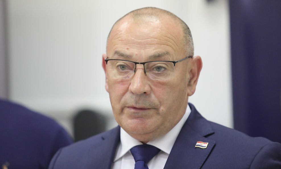 Medved: Veliku hrvatsku zastavu u mimohodu nosi 50 branitelja i ratnih veterana