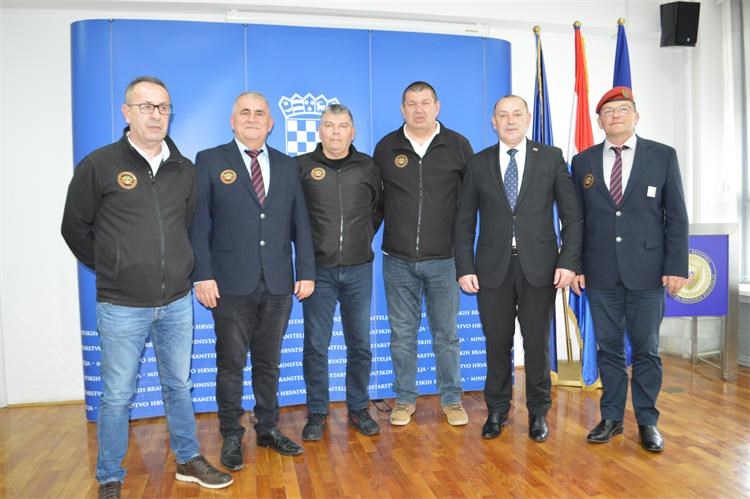 Ministar Medved s Paucima