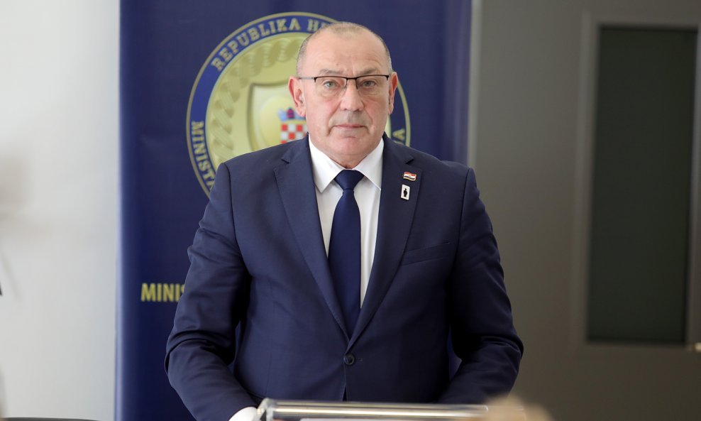 Napuštena školska zgrada postaje Braniteljski centar. Medved potpisao ugovor