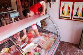 Domaće vratine i plećke nema, a uvozna je i trgovcima preskupa: 'Mljevenu svinjetinu ne držimo, ali možete kupiti miješano meso'