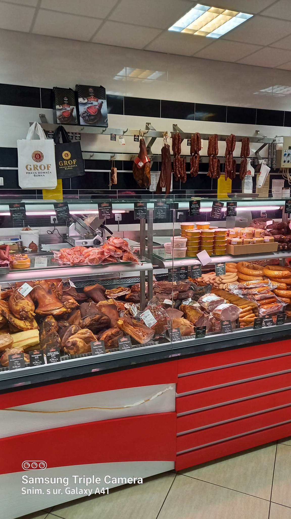 VLADINE MJERE  Zašto su s liste namirnica sa zamrznutim cijenama izbačeni svinjska lopatica i vratina?