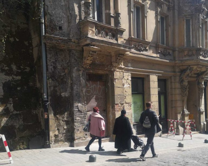 Ovo je derutna zgrada u centru Zagreba, svaki čas će se odlomiti nosač koji drži balkon. Vatrogasci i Grad: nismo nadležni