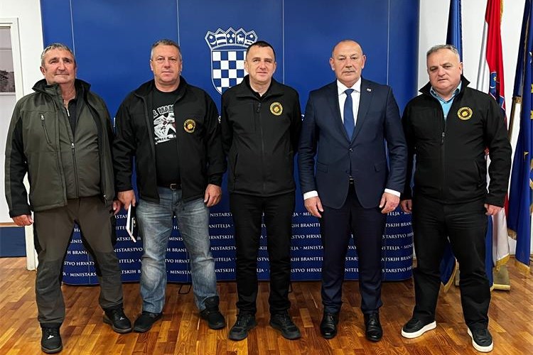 Predstavnici Udruge ratnih veterana 2. gardijske brigade Gromovi s ministrom Medvedom