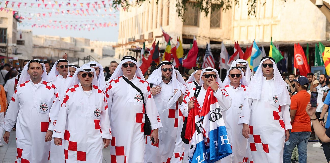 Hrvatski navijači stigli u Katar: Prošetali su Katrom u zanimljivom izdanju