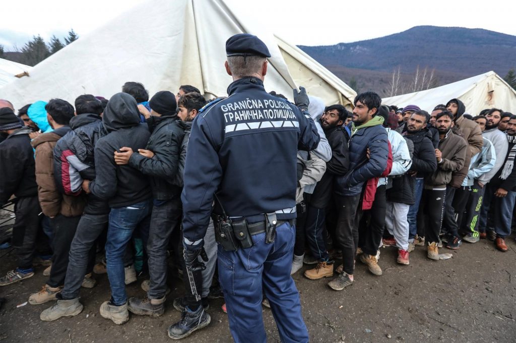 Migranti iz migrantskih skvotova kod Bihaća premješteni u kamp Lipa