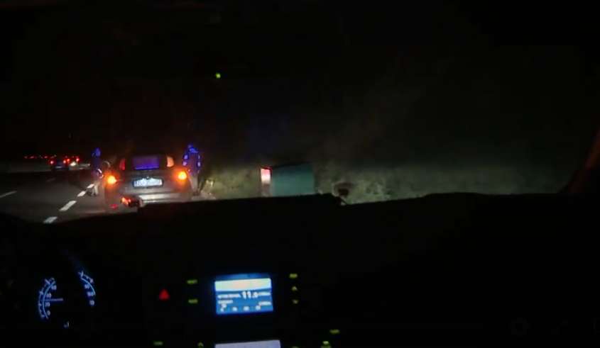 SRBIJANCI ŠVERCALI IMIGRANTE, probili rampu i pokušali izgurati policijsko vozilo s ceste