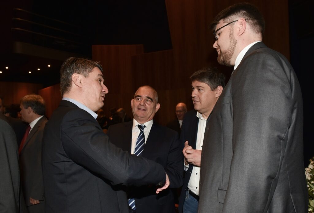 KRŠ I LOM IZA ZATVORENIH VRATA! Zaratili Grbin i Milanović: Predsjednik pobjesnio na šefa Partije! Rečenica koja mu nije trebala