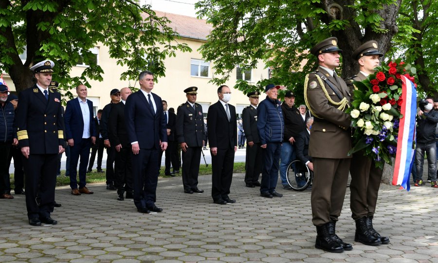 Milanović u Okučanima: Hrvatski junaci oslobodili su ovaj dio Hrvatske. To je bilo malo dobrih ljudi, mi ostali smo bili na Zrinjevcu, u Ženevi...