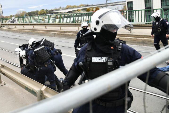 Vučićeva policija po Beogradu uhićuje i ponižava Hrvatice, Grlić Radman šalje – prosvjednu notu