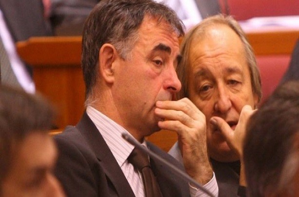 Ako ne znate što je bilo Milorade; ovo je država Hrvatska! Ponašajte se kao Hrvat!