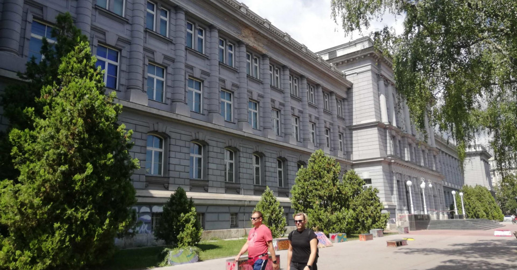 S Mimare i 510 dana nakon potresa pada žbuka: ‘Stanje je katastrofalno, tjeramo ljude od zgrade, ovo je krš!‘