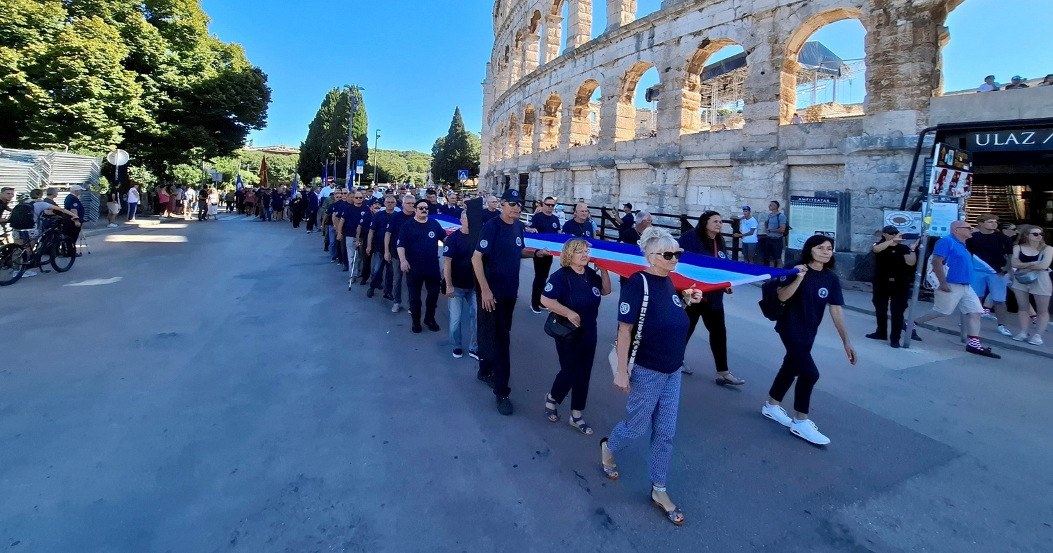 Mimohod hrvatskih branitelja u Puli okupio više od tisuću sudionika u čast Dana pobjede