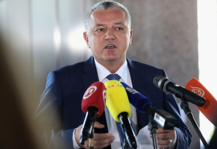 Horvat prebacuje odgovornost: Tisuću obitelji na Banovini bez smještaja, 4700 ljudi dočekat će zimu u kontejnerima