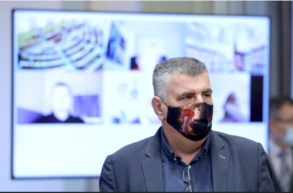 BULJ POSTAVIO BEROŠU NEZGODNO PITANJE: Kako je moguće da su ugostitelji zatvoreni, a na benzinskim postajama ljudi jedni na drugima piju kavu za van?