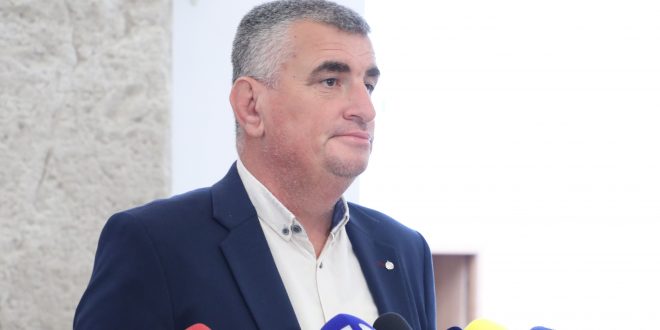 “ZA DOM SPREMNI” U SABORU: Miro Bulj branio i uzvikivao HOS-ov pozdrav zbog čega je dobio četiri opomene i izbačen je iz sabornice