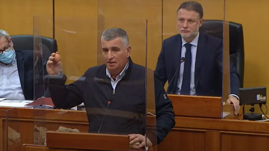 Bulj s jajima u Saboru: 'Neću gađati Plenkovića, ali ovo jaje će uskoro poskupjeti pet puta'