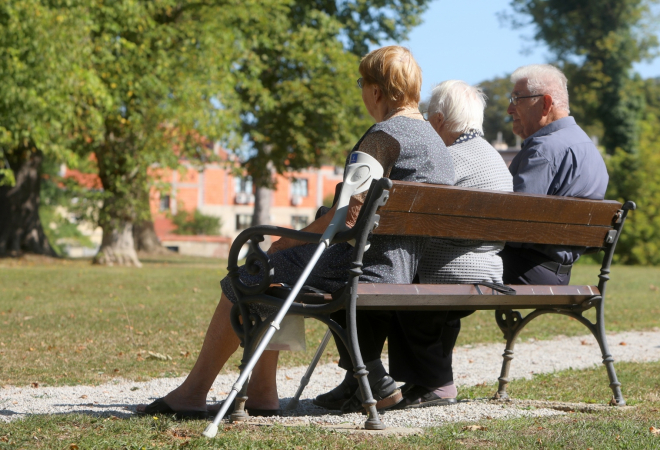 ZAR IH NIJE SRAM, PA I POŠTENI RUČAK STOJI VIŠE! Hrvatska država za jednu godinu staža jamči 71,53 kune mirovine!