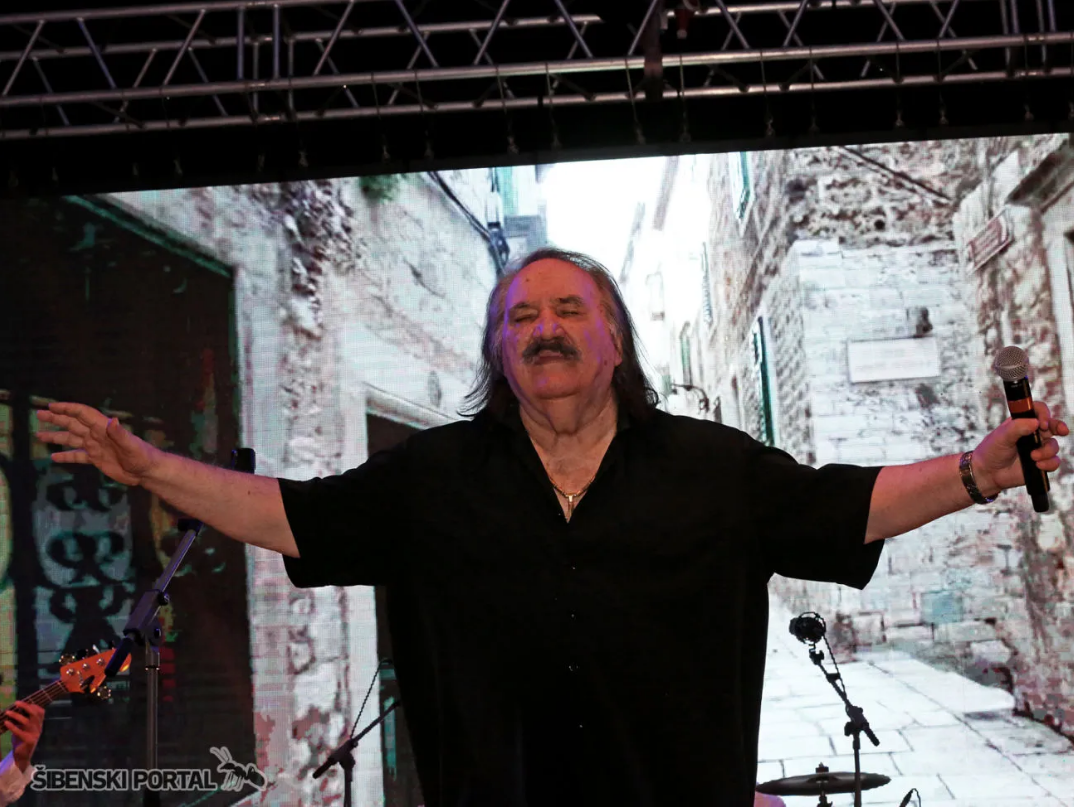 Mišo Kovač zbog respiratornih tegoba i visoke temperature sinoć opet završio u bolnici. Pjevač se nalazi u bolnici na Firulama, liječnici sumnjaju da ima upalu pluća