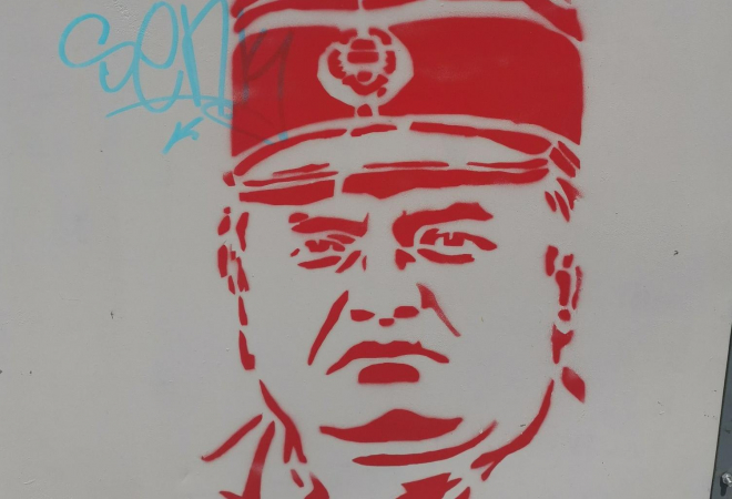 OSVANULI GRAFITI RATNOG ZLOČINCA! Podrška mu ne jenjava i poslije doživotne presude: Srbi i dalje tetoviraju Mladićev lik!