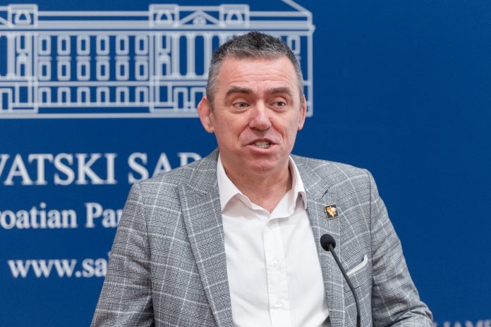 Stipo Mlinarić Ćipe: „Tko su Tomašević i sekta da zabrane Thompsonovu pjesmu iz 1991.?”