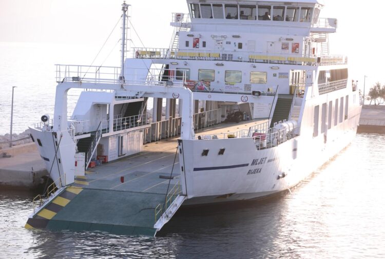 RASPADA LI SE JADROLINIJA  “Koliko još rampa mora pasti?”: Nižu se rekacije na incident s trajektom, oglasio se i šef Jadrolinije