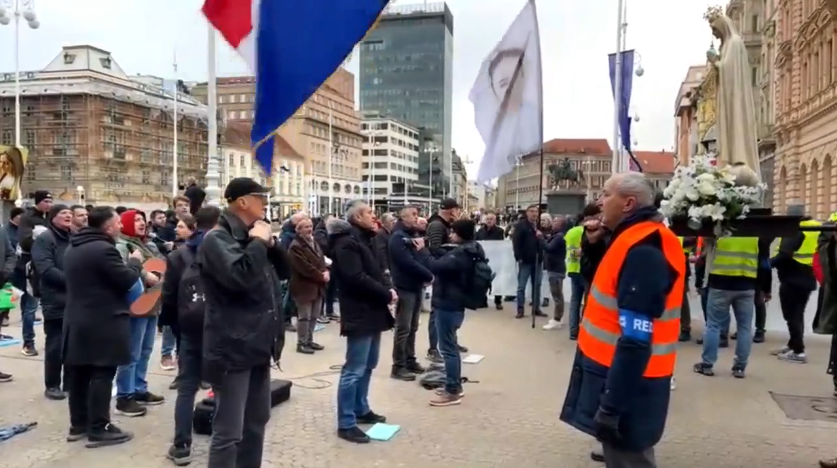 Muška molitva krunice u Zagrebu održana uz protuprosvjed: Molitelji ostali mirni unatoč ometanju bubnjevima