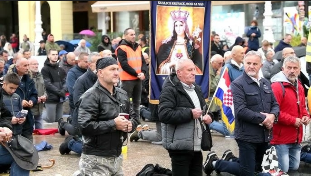 Holjevac: ‘Frustrirana je i maknula bi molitelje, kriv je onaj koji je napadnut, pa je samo jedno rješenje’